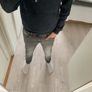 Gråa jeans - Säljer dessa feta slimfit jeansen, färg grå. Storlek W29 L30. Skriv vid andra funderingar!