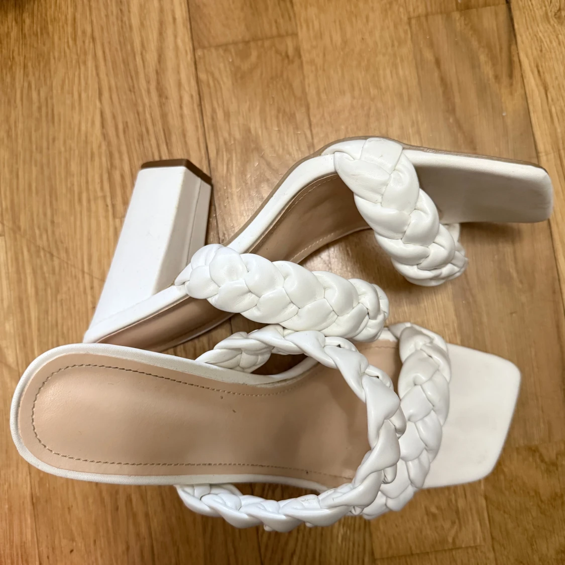 Vita heels  med flätade remmar - 3