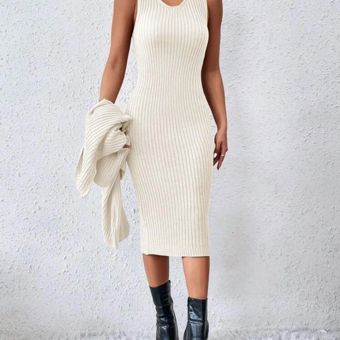 Beige set med ribbad klänning och tröja - 1