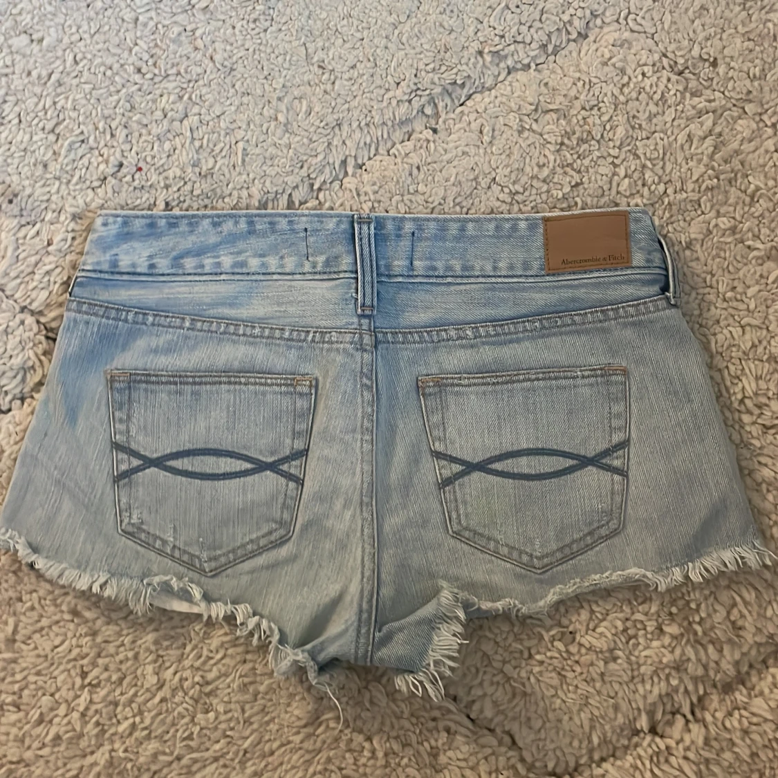 Lågmidjade slitna ljusblå shorts - 3