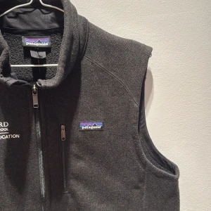 Fleeceväst från Patagonia - Eftertraktad svart fleeceväst från Patagonia.. Just denna är en colab mellan patagonia och Harvard medical school.