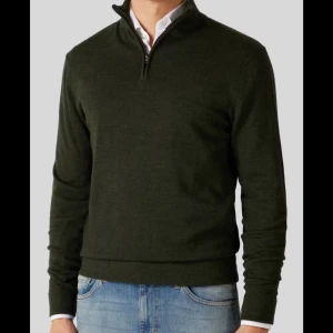 Grön half zip tröja från these glory days, volt. - Super fin grön tröja i merino ull. Mycket bekväm tröja som tyvärr inte kommit till användning då den inte passar min kille längre. Inga defekter. Nypris 1099kr