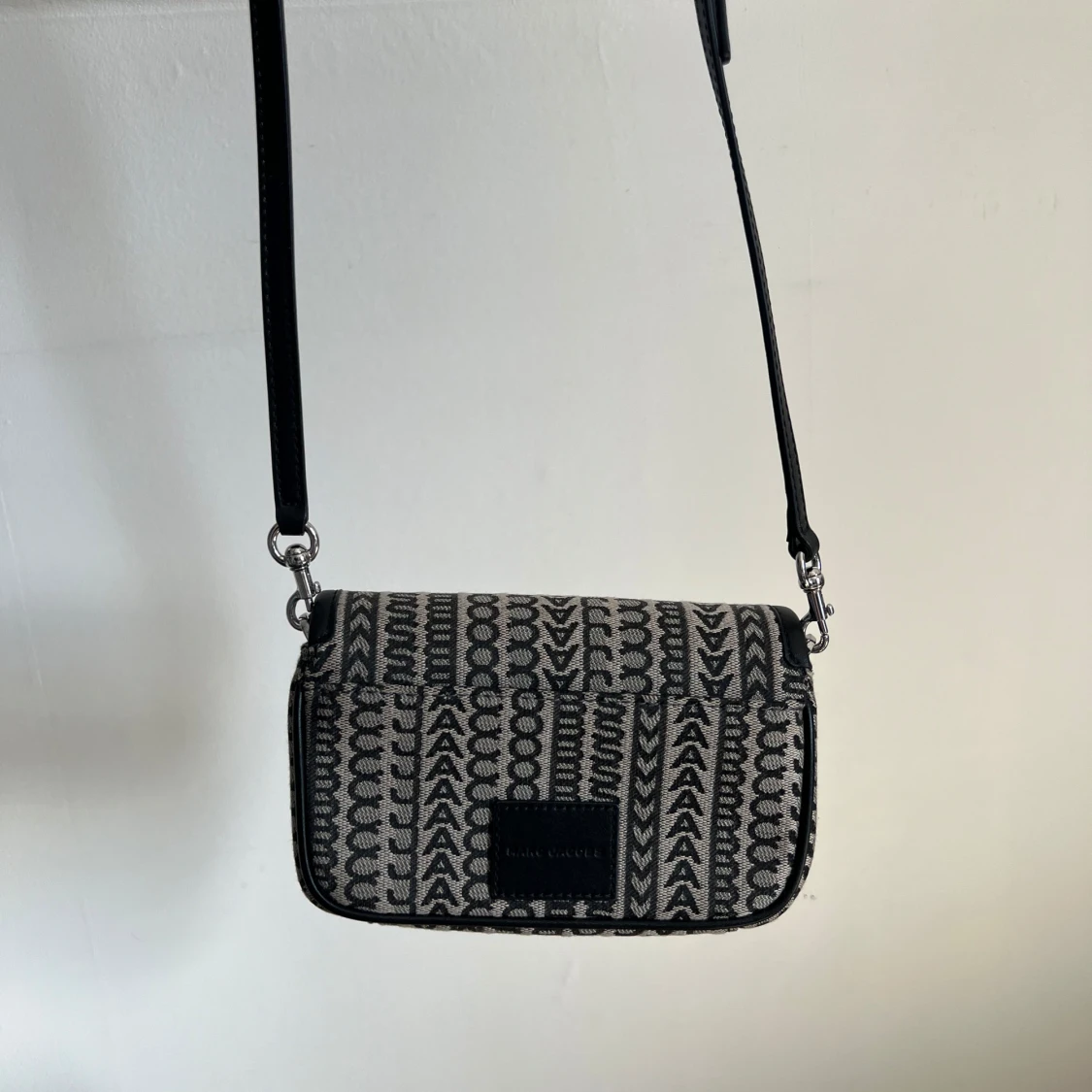 Marc Jacobs axelremsväska  - 2