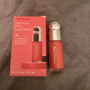 Liquid Blush från Rare Beauty - Säljer en Soft Pinch Dewy Liquid Blush från Rare Beauty i nyansen 'Joy'. Mini format. Nästan helt oanvänd, endast testad en gång.