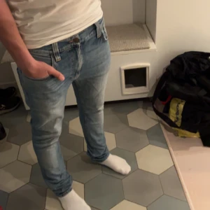 Blå jeans från Nudie Jeans - Säljer nu ett par goa jeans från nudie. Riktigt fet färg och sitter väldigt bra. Skriv om du har några frågor!