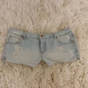 Ljusblåa lågmidjade jeansshorts - Midja rakt över: ca 41 cm💞💞 
