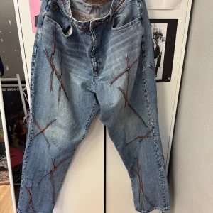 Baggy Y2k jeans från Akademiks - skitcoola jeans, har däremot svarta fettfläckar som man ser på, kan få bättre bild i DM, har också fläckar från heeldrag som enkelt går bort i tvätten #drainer #akademiks #y2k #swag