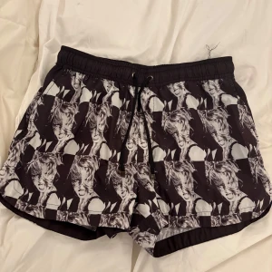 Limitato badbyxor - Limited edition limitato badbyxor som ej har ett pris pga dom ej är ute, ligger på runt 2500 men säljer för 1200. Storlek S. Kvitto finns ej