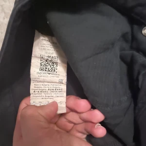 Svarta byxor från Emporio Armani - Snygga svarta byxor från Emporio Armani med klassisk design. Byxorna har en normal passform och är tillverkade i ett slitstarkt material. Perfekta för en stilren look.