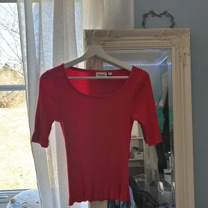 Röd ribbad topp från Kappahl - Snygg röd ribbad topp från Kappahl med trekvartsärm och rund halsringning. Perfekt till kjol och jeans nu till sommaren! Helt oanvänd!❣️ Storlek S!!❣️