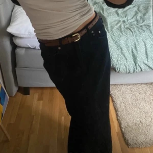 brunt bälte med guld detalj st S - As ballt brunt bälte som är snyggt till allt. Bältet är i brunt läder med ett guldfärgat spänne. Storlek S