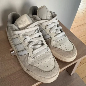 Adidas forum bold low - Snygga beige sneakers från Adidas. Storlek 36,5 använda men nästan som nya ❤️ dm för frågor/bilder