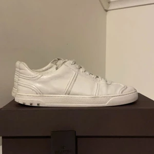 Valentino flycrew - Säljer nu ett par tvärfeta Valentino flycrew i storlek 43-Helt okej skick-6 nitar har lossnat-Därav priset-Box och ett litet Valentino kort medföljer!🙌💯✅✌️