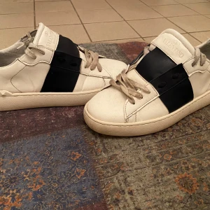 Valentino garavani - Snygga Valentino garavani storlek 43. Säljer för jag har växt ut dem, jätte fina för sommaren. Om ni har frågor fråga på! Använt i lite över 1 månad . Fraktar samma dag och tvättar dem också!