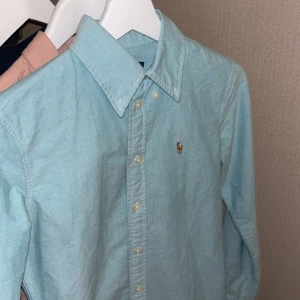 Ralph lauren skjorta  - Snygg Ralph lauren skjorta. Sjukt bra skick. Strorlek xs men sitter mer som S. Pris kan diskuteras vid snabb affär. 
