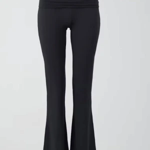 Svarta bootcut byxor - Gråa yoga pants från Gina Tricot. Storlek xs 