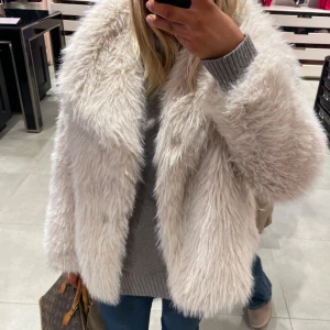 pälsjacka - Säljer en fluffig pälsjacka. Fick i julklapp och minns tyvärr inte hemsidan! Använd få gånger. Passar xs-M. Grå/vit beige rosa färg. Pris kan diskuteras 