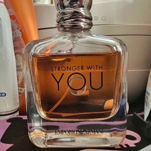 Stronger With You från Emporio Armani - Säljer en parfymflaska av märket Emporio Armani, 'Stronger With You'. Som ni ser så är den använd litegrann men jag säljer den nu då jag inte tycker om doften lika mycket därför har den bara suttito tagit plats på sminkbordet. Flaskan är 100ml! Ingen kvitto få jag fick den som present och tyvärr så är kartongen bortkastad.