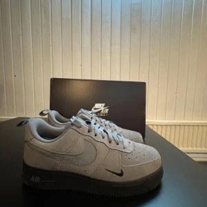 Air force 1 - Säljer ett par grå/svarta airforces, använda 2 gånger. Matrialet är i mocka. De är köpte från JD sports. Säljer pågrund av att de är för små.Skriv gällande frågor.