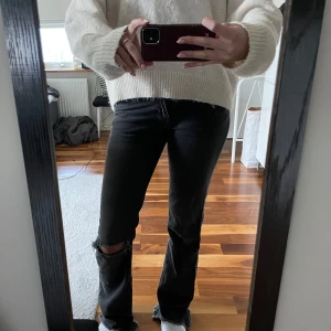Snygga jeans! - Sjukt snygga jeans från Gina, storlek 36 💘Midjemått: 37.5 cm rakt över            Innerbenslängd: 83 cm