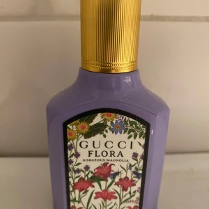Gucci Flora Gorgeous Magnolia 30ml  - En elegant parfym från Gucci i en lila flaska med guldfärgat lock. Doften innehåller magnoliaessens, björnbärsackord och patchouliessens. Den är ny bara använt en gång, dessvärre var jag snabb att slänga parfymkartongen. Pris 400kr 