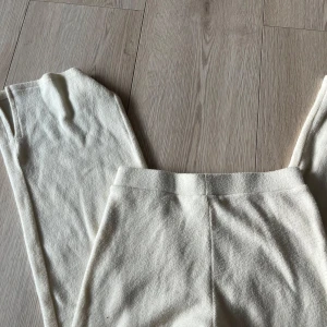 Vita byxor från Kappahl - Säljer ett par vita byxor från Kappahl i mjukt material. Byxorna har en enkel design med resår i midjan för extra komfort. Perfekta för en avslappnad stil.🩷🩷