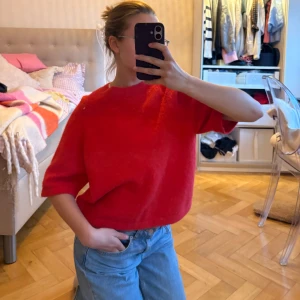 Stickad T-shirt från Other stories - Så fin boxig stickad T-shirt från other stories i mycket fint skick❤️❤️❤️ perfekta sommar färgen🥹🥹🥹☀️☀️☀️☀️