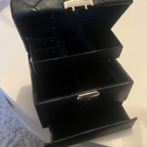 Smyckesskrin - Säljer detta superfina smyckesskrin så jag har två stycken likadana. Den har inge defekter utan är endast lite smutsig på insidan, något som säkert går bort. Annars i superbra skick & passar bra att ha både hemma och med sig när man reser. Perfekt storlek för att rymma det man behöver. Tveka inte höra av er om ni har några frågor och lägg gärna prisförslag