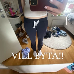 Russemerch  - Skulle gärna vilja byta mina vanliga russemerch byxor mot ett par likadana (Navy) i ”tall” istället. Hör av dig om du har!
