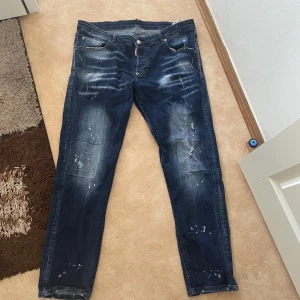 Blå jeans från Dsquared2 - Säljer ett par Mörkblå jeans från Dsquared2 Helt nya. Och passar till allt och alla Perfekta för en avslappnad stil. STORLEK 52 Priset kan såklart diskuteras