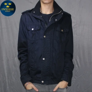 Field jacket - Säljer en field jacket i fint skick som passar perfekt till våren! Storlek M, passat om man är ca 175-190. Pris kan diskuteras