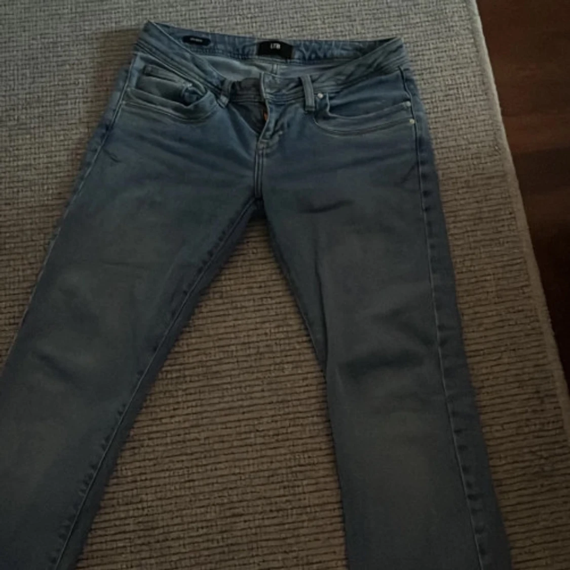 Blå jeans med bootcut - 1