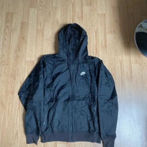 Svart Nike Vindjacka - Säljer denna då den inte längre används. Pris går att diskuteras.