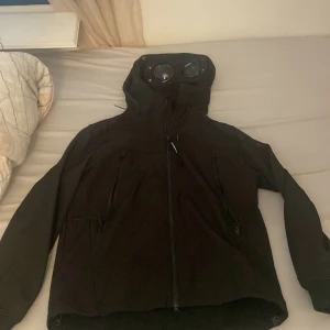  Cp Company jacka - Säljer en svart Goggle Jacket från C.P. Company. Har fler bilder!!!!!! Riktigt snygg nu för våren/sommaren. Knappt använd. Storlek M. Kan gå ner i pris vid snabb affär