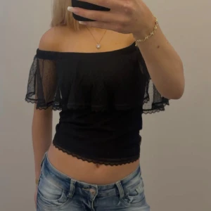 Svart offshoulder topp - Jättefin offshoulder topp med spetsdetaljer och volang, storlek S men sitter mer som en XS💗