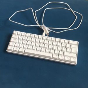 Gaming tangentbord  - Jag säljer nu mitt K65 RGB mini för jag har valt att spara ihop till ett annat tangentbord. Det är inte det snabbaste alternativet, men bra för dig som tillexempel vill ha en snygg setup eller spelar lugna spel som typ Minecraft. Damm skyddet som du har på tangentbordet när du inte spelar är lite sprucket, men det är ju själva tangentbordet som räknas.