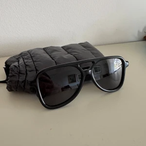 Moncler Solglasögon  - Feta svarta solglasögon från Moncler skick 9/10 som nya. Knappt använda. Fodral och duk ingår såklart.