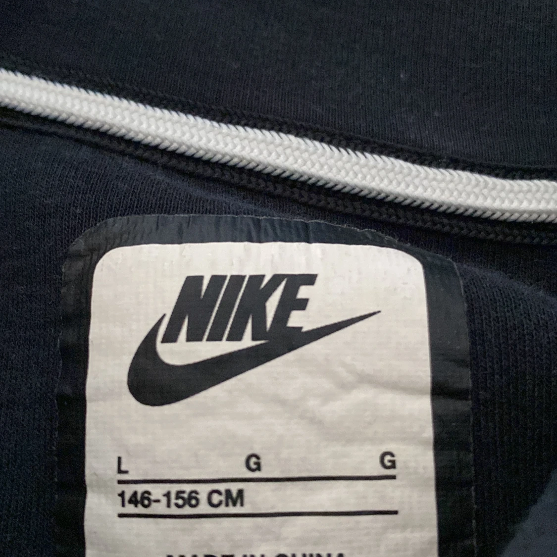 Svart huvtröja från Nike - 2