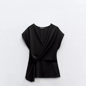 Svart omlottopp från Zara med knyt rosett - Slutsåld topp från zara som aldrig använts 🖤