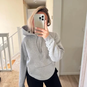 Grå hoodie Bikbok  - Säljer min superfina hoodie från Bikbok då den it kmr till använding, inga defekter❤️
