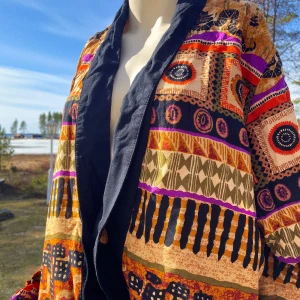 Färgglad skjorta  - Färgglad skjorta med häftigt tryck. Går att knäppa, men jag diggar mer att ha den öppen. Från märket ”Essay”, storlek S/M. Mjukt, flowy tyg.