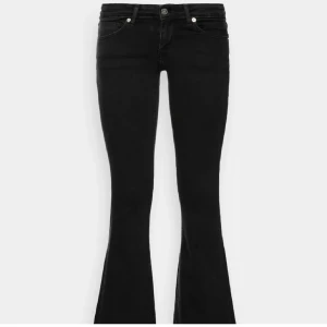  lågmidjade jeans från only - Jättesnygga men säljer då de inte passar längre, var storlek 28/36 från början men har klippt de så de passar mig som är 170, rätt så använda så skulle säga att färgen har tvättats ut lite och lite slitage längst ner men inget annat!!