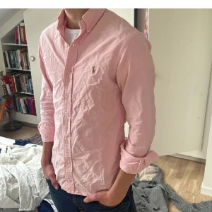 Rosa skjorta från Ralph Laure - Snygg Ralph Lauren skjorta storlek S i perfekt skick. Modellen är 178 och skulle rekommendera skjortan till dig som är 173-183 ca. Skriv om du har frågor och kolla in liknande annonser, följ för att inte missa fler, ska lägga upp nya varje vecka. Paketpris om du köper fler✌️😇