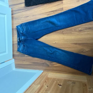 Mörkblåa lågmidjade LTB jeans - Nästintill nya jeans, använt ca 2 gånger, säljs pga för stora. Lågmidjade och bootcut modell. Storlek 28/32. Pris går att diskutera.Bara att skriva vid frågor!🙌