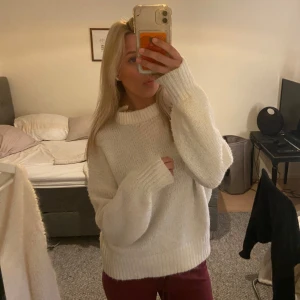 Vit stickad tröja - Säljer en mysig vit stickad tröja med långa ärmar, strl M men sitter som en S. Perfekt för sommarkvällar🫶🏼🫶🏼
