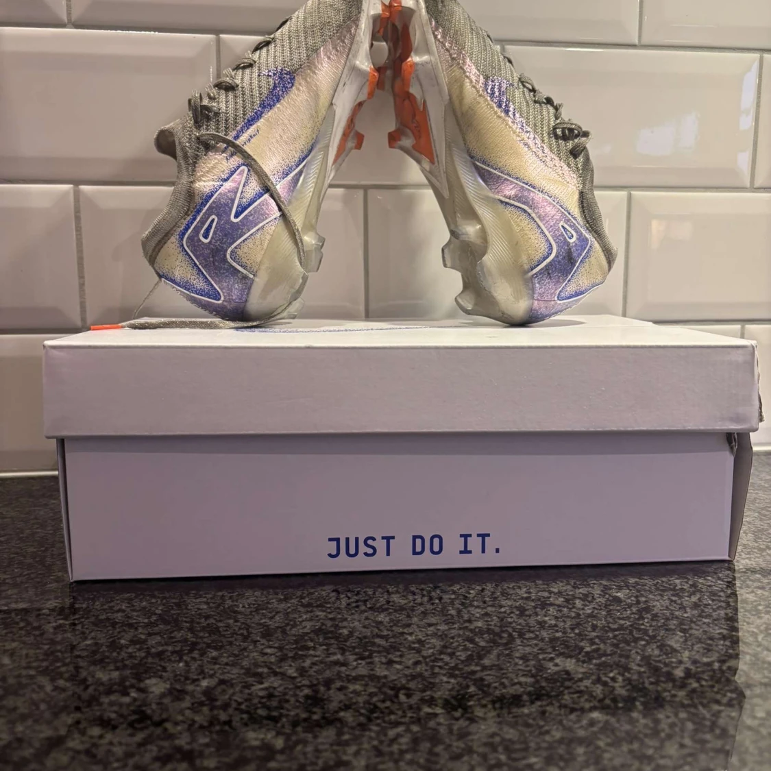 Grå och blå fotbollsskor från Nike - 1