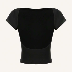 Svart kortärmad topp - Snygg svart kortärmad topp med en tight passform. Perfekt för en stilren look. Tillverkad i ett mjukt och stretchigt material för extra komfort.