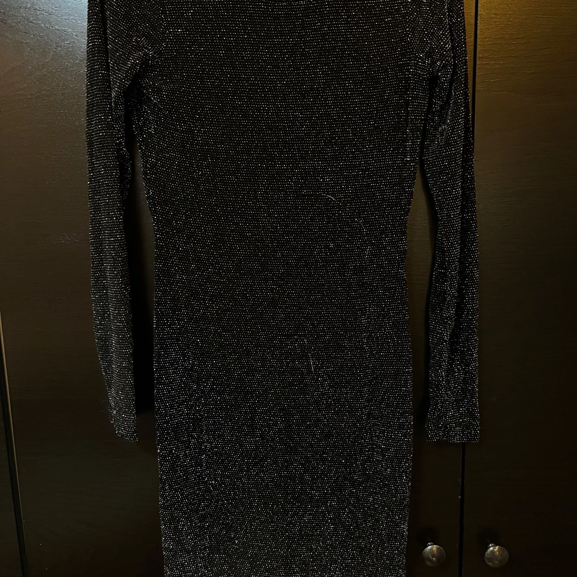Svart glittrig klänning - 1