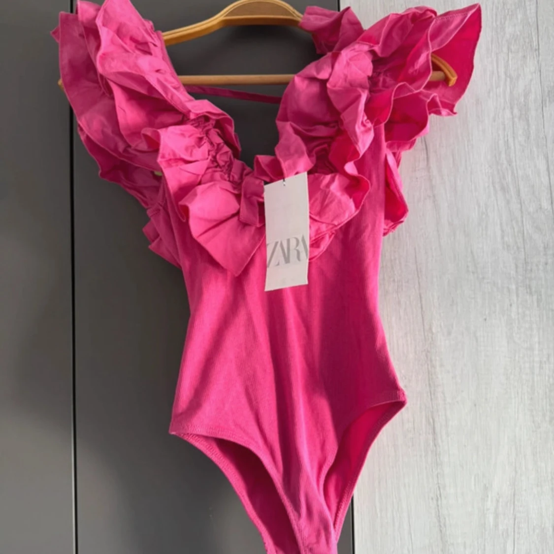 Rosa volangbody från Zara