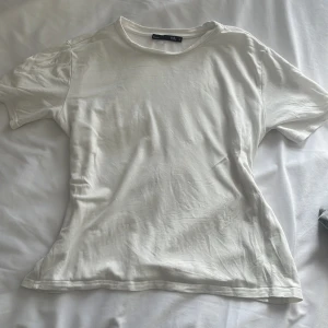 En fin enkel vit t-shirt från lager 157 - En fin enkel vit t-Shirt från lager 157 nästan aldrig använd. Bra att ha om du bara ska ut en varm dag och vill ha något enkelt. Stolek s.